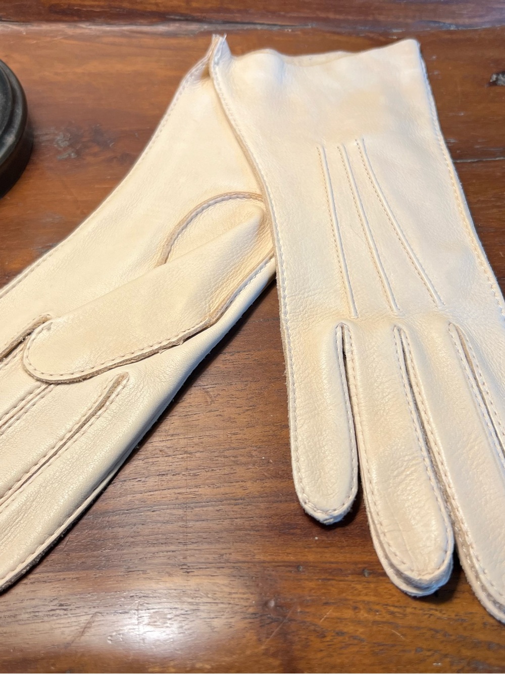Classic Women's Leather Gloves in Cream